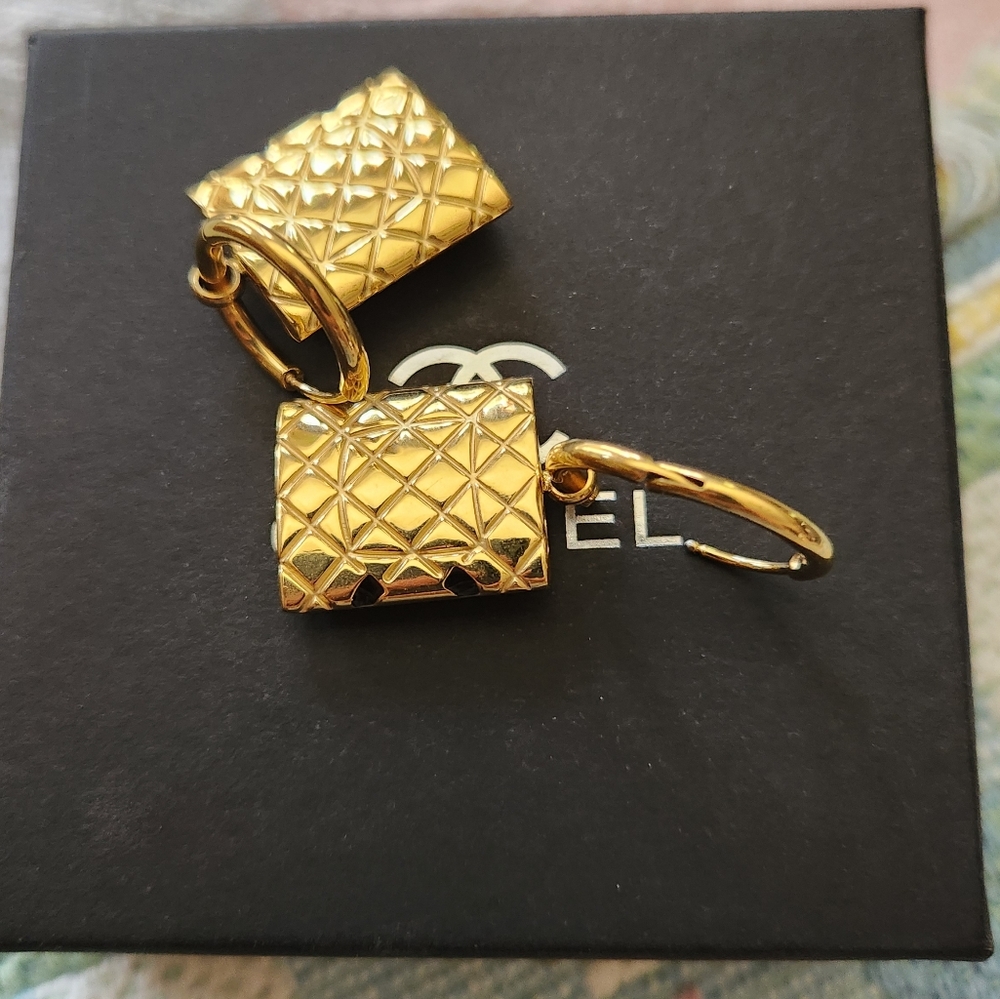 FASHION PEIRCED EARINGS.  ( PRODUCT NOT AFFILIATED WITH LOUIS-VUITTON ). - Picture 5 of 5